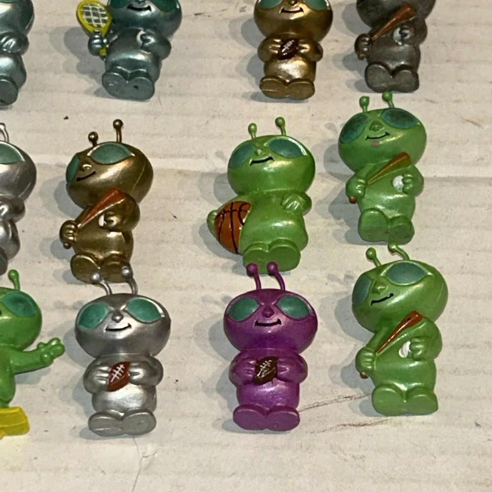 Lot Of 18 Vintage Vending Machine Gumball toys Mini Aliens 1